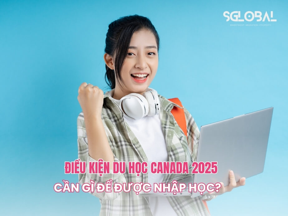 Nữ sinh cấp 3 cầm laptop tươi cười, tượng trưng cho hành trình chuẩn bị du học Canada năm 2025.