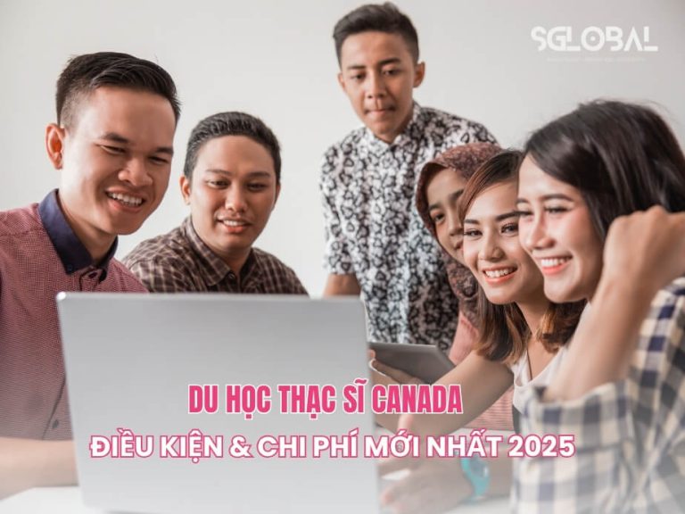 Nhóm sinh viên đang cùng nhau xem thông tin trên laptop, thể hiện sự hào hứng khi tìm hiểu về du học thạc sĩ tại Canada.
