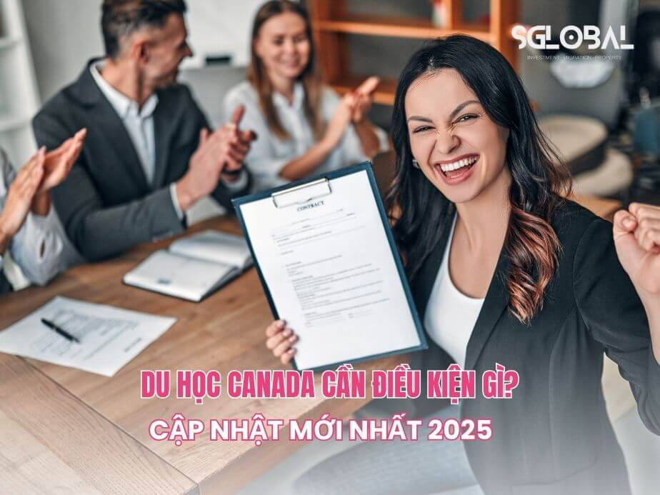 Nữ sinh vui mừng cầm giấy chứng nhận trúng tuyển, phía sau là nhóm người chúc mừng, thể hiện khoảnh khắc đạt điều kiện du học Canada.