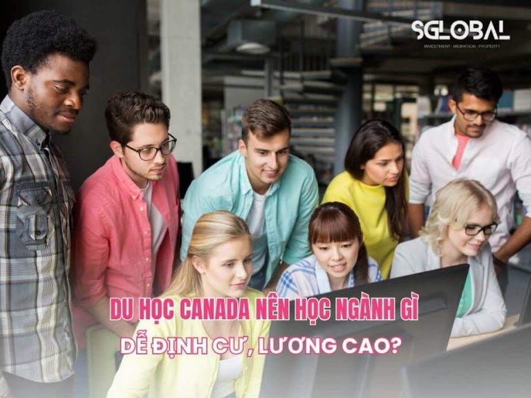Hình ảnh sinh viên đang trao đổi sôi nổi về định hướng ngành học, với nội dung tiêu đề in rõ trên hình.