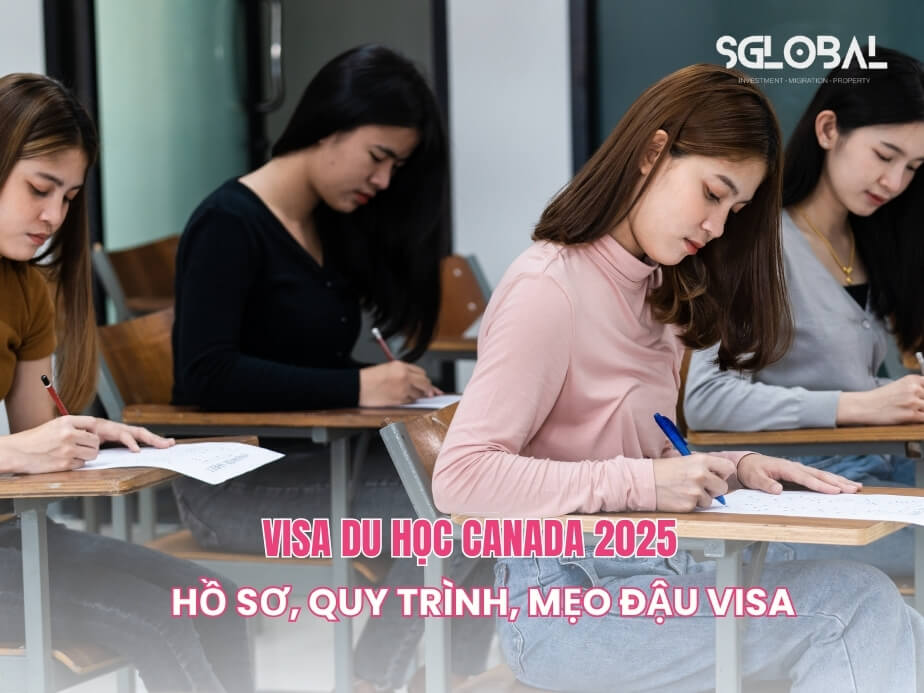 Sinh viên chăm chú làm bài thi trong lớp học tại Canada – thể hiện bước đầu của hành trình xin visa du học.