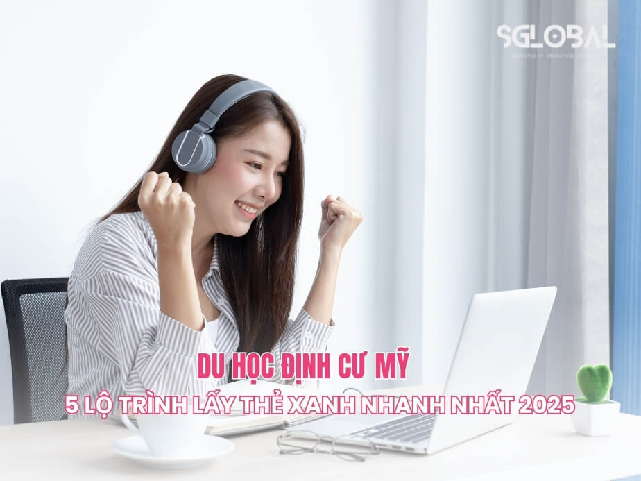 Nữ sinh viên học trực tuyến với laptop và tai nghe trong không gian sáng, minh họa cho hành trình chuẩn bị du học định cư Mỹ.