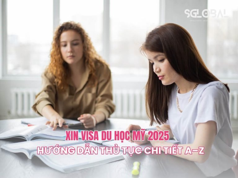 Hai nữ sinh quốc tế đang được tư vấn trực tiếp về quy trình xin visa du học Mỹ năm 2025 trong không gian sáng sủa và chuyên nghiệp.