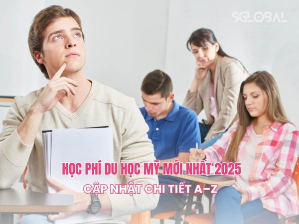 Nam sinh đang suy nghĩ khi nghe giảng về học phí du học Mỹ trong lớp học.