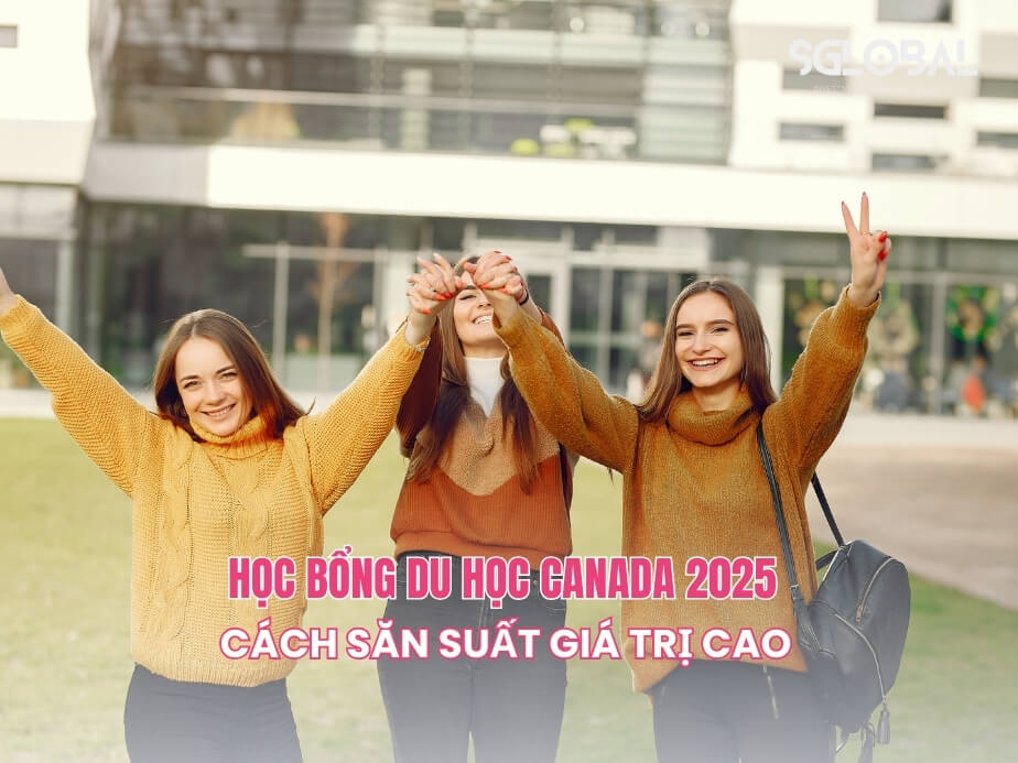 Ba nữ sinh quốc tế tay trong tay rạng rỡ trước khuôn viên đại học, thể hiện niềm vui sau khi nhận học bổng du học Canada năm 2025.