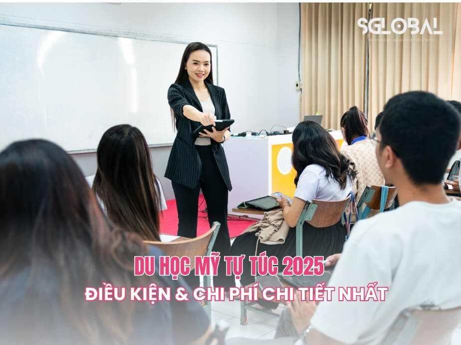 Giảng viên người Việt đang hướng dẫn sinh viên quốc tế trong lớp học tại Mỹ – khung cảnh lớp học thân thiện, hiện đại.