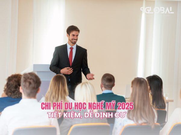 Giảng viên đang trình bày trước lớp học quốc tế, nội dung slide giới thiệu về chi phí du học nghề Mỹ năm 2025.