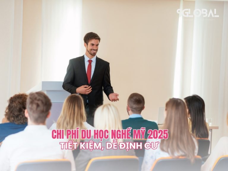 Giảng viên đang trình bày trước lớp học quốc tế, nội dung slide giới thiệu về chi phí du học nghề Mỹ năm 2025.