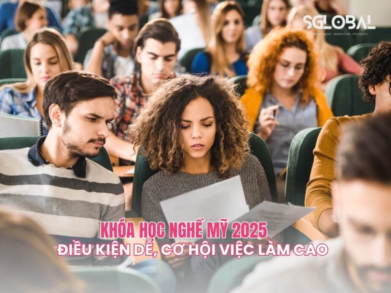 Sinh viên quốc tế chăm chú theo dõi bài giảng trong giảng đường Mỹ – thể hiện tính nghiêm túc của khóa học nghề.