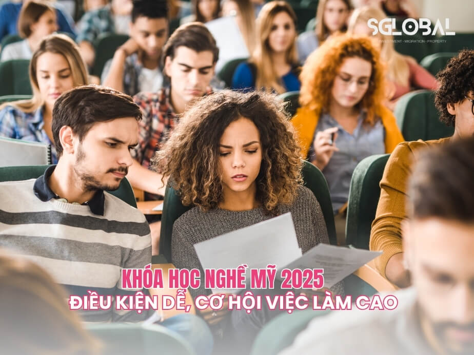 Sinh viên quốc tế chăm chú theo dõi bài giảng trong giảng đường Mỹ – thể hiện tính nghiêm túc của khóa học nghề.