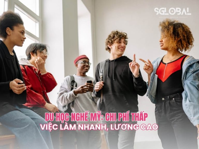 Nhóm sinh viên quốc tế trò chuyện sôi nổi tại hành lang trường học, thể hiện môi trường học tập thân thiện và đa văn hóa tại Mỹ.