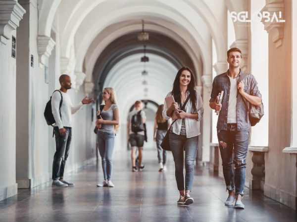 Sinh viên quốc tế đi lại trong hành lang trường đại học Canada, thể hiện môi trường học tập năng động và quốc tế hóa.