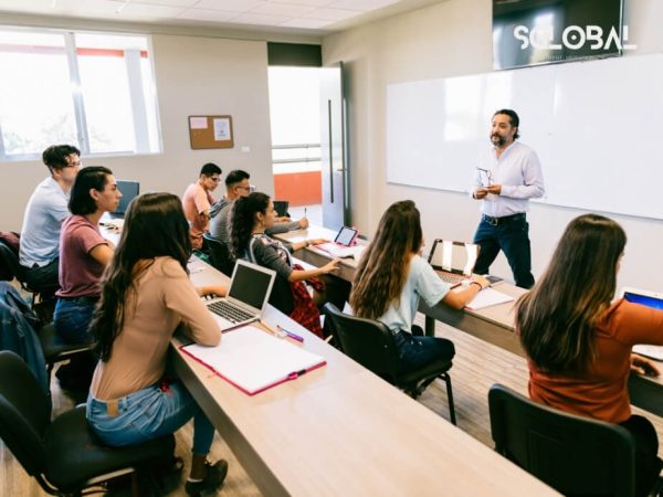 Lớp học hiện đại với sinh viên và giảng viên đang tương tác, tái hiện môi trường học tập bậc thạc sĩ tại các trường đại học Canada.