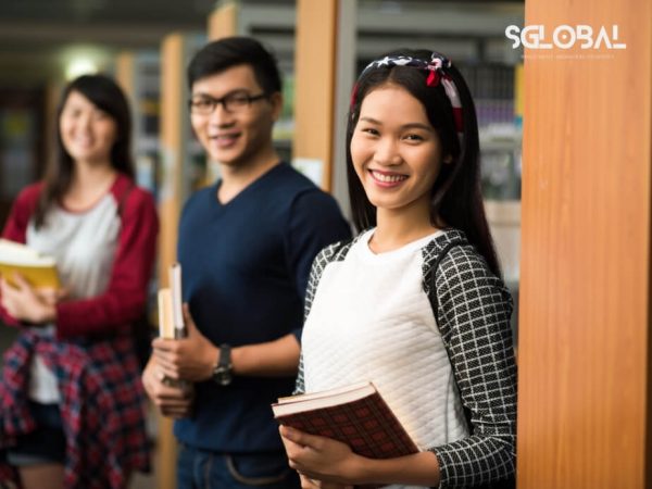 Sinh viên Việt Nam chuẩn bị hồ sơ du học tại trường đại học, đại diện cho sự tự tin và sẵn sàng vươn ra thế giới.