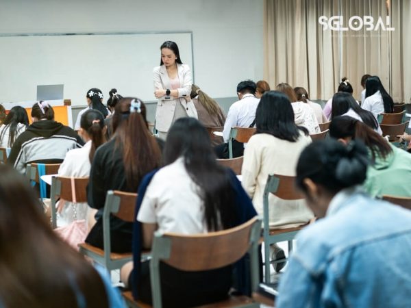 Lớp học chuyên đề với đông đảo học sinh đang lắng nghe giảng viên chia sẻ kinh nghiệm phỏng vấn visa du học Mỹ.