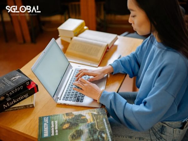 Nữ sinh đang nghiên cứu tài liệu và lập kế hoạch học tập cho chương trình du học Mỹ bậc thạc sĩ, chuẩn bị hồ sơ học bổng.