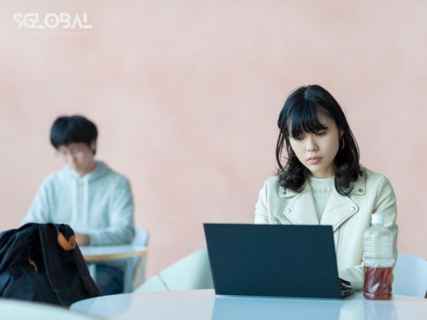 Nữ sinh ngồi với laptop tham khảo tài liệu và chương trình tư vấn du học Đức trực tuyến.