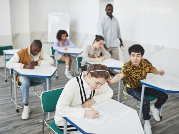 Lớp học với nhiều sinh viên quốc tế, đại diện cho môi trường học tập đa văn hóa tại Mỹ.