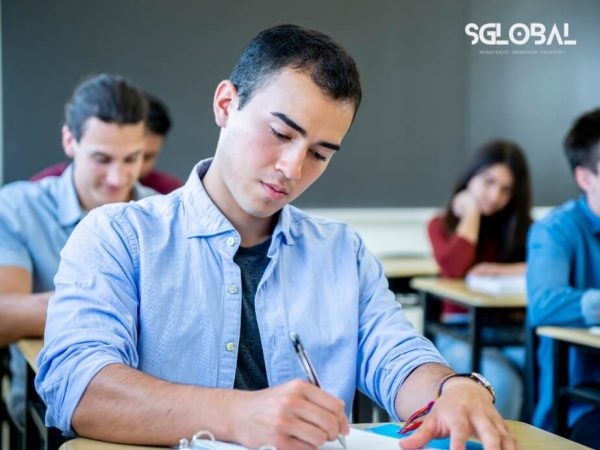 Nam sinh đang nghiêm túc hoàn thành bài kiểm tra mô phỏng buổi phỏng vấn xin visa du học Mỹ cùng các bạn trong lớp.