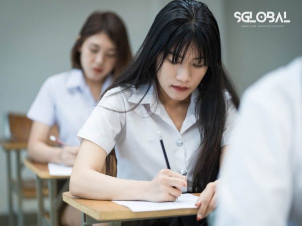 Nữ sinh viết bài kiểm tra tại lớp học – phản ánh yêu cầu học thuật cao khi học tập tại Canada.