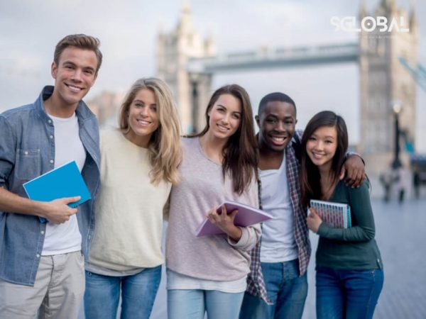 Sinh viên quốc tế giao lưu văn hóa tại Mỹ, tận hưởng môi trường học tập năng động và đa dạng.