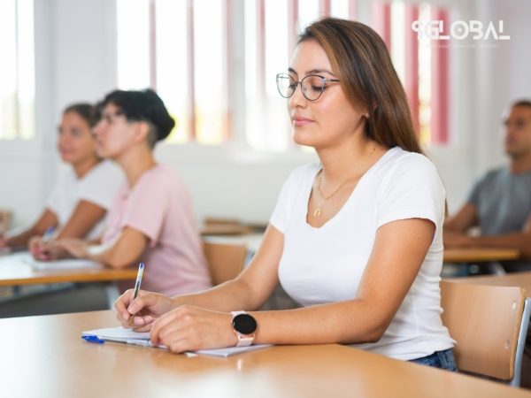 Nữ sinh chăm chú lắng nghe bài giảng trong chương trình đào tạo nghề tại Mỹ.