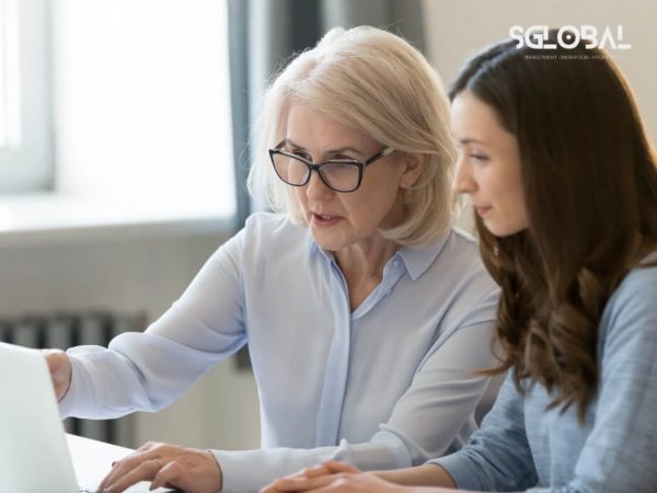 Cố vấn học tập đang hướng dẫn sinh viên chuẩn bị hồ sơ du học nghề Mỹ, minh họa dịch vụ tư vấn 1-1 chuyên sâu.