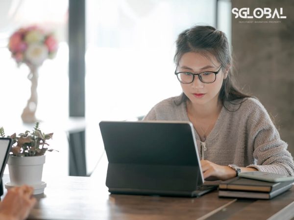Nữ sinh chăm chú tìm hiểu thông tin về du học nghề ở Đức trên máy tính xách tay.