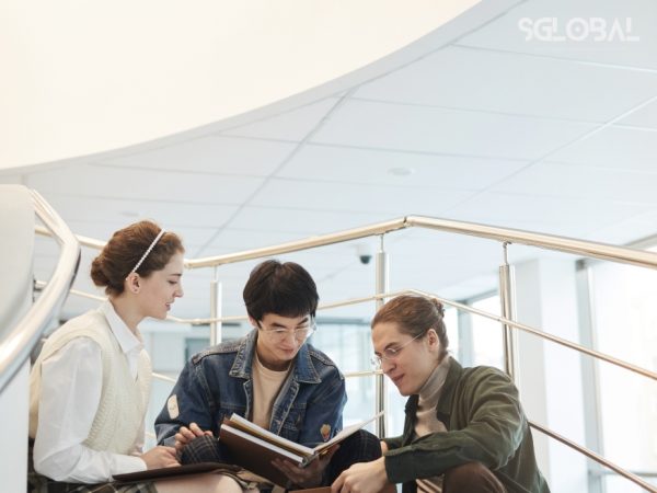 Ba du học sinh tại Đức cùng trao đổi về điều kiện nhập học và tài liệu học nghề năm 2025.