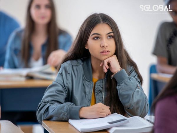 Nữ sinh chăm chú lắng nghe bài giảng về tư vấn du học Đức trong lớp học hiện đại.