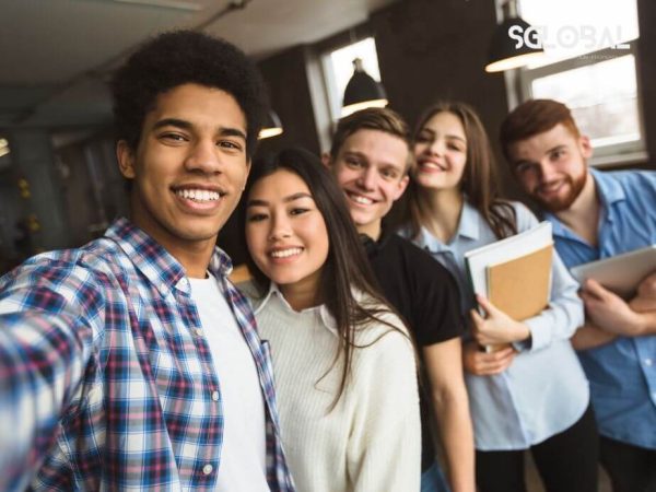 Nhóm sinh viên quốc tế chụp ảnh selfie cùng nhau, thể hiện sự gắn kết và tình bạn trong môi trường học tập tại Canada.