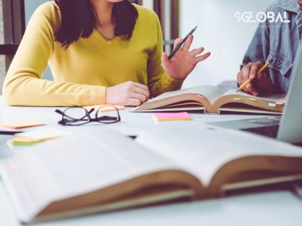 Học sinh trao đổi nhóm và ghi chú – hình ảnh phổ biến trong văn hóa học tập ở Canada.