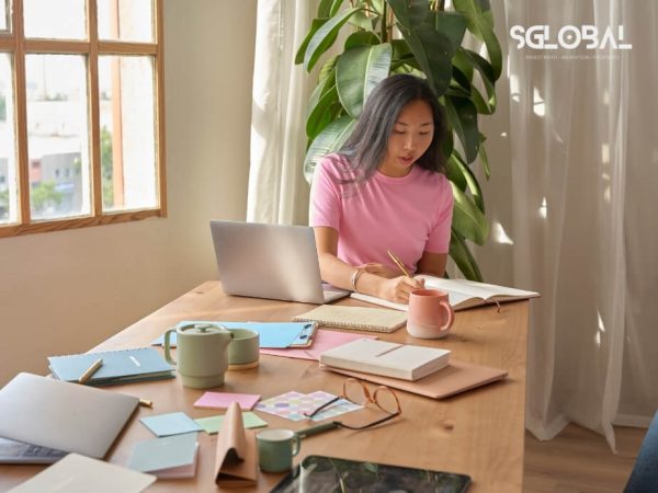Du học sinh đang chăm chỉ tự học và luyện thi IELTS để hoàn thiện hồ sơ du học Mỹ.