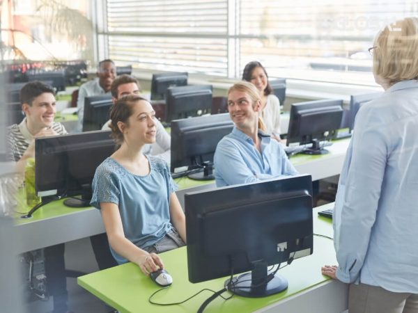 Lớp học nghề ngành công nghệ thông tin tại Mỹ với hệ thống máy tính hiện đại.