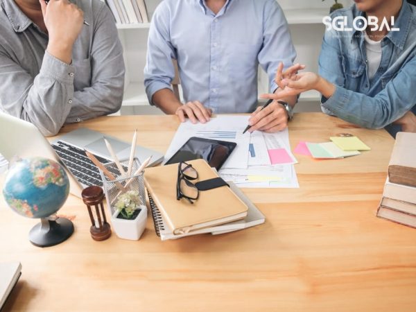 Nhóm học sinh cùng bàn bạc chuẩn bị giấy tờ, bản đồ, visa và thư mời – thể hiện quá trình làm hồ sơ du học nghề Mỹ.