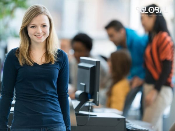 Nữ sinh viên quốc tế tại hành lang trường đại học Canada, tự tin và chuyên nghiệp.
