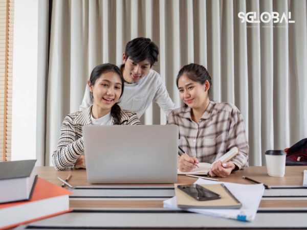 Nhóm bạn trẻ tại Đức cùng nghiên cứu kế hoạch chi phí học tập và sinh hoạt cho năm 2025.