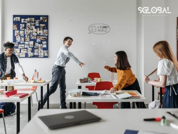 Lớp học tương tác với giáo viên giảng dạy trực quan trên bảng – tiêu biểu cho phong cách giáo dục tại Canada.