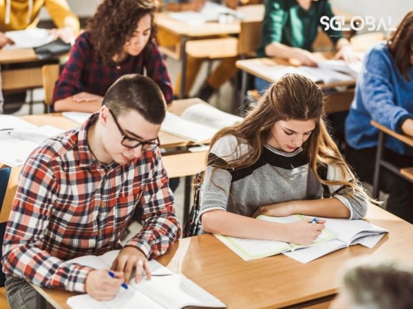 Sinh viên tham gia kỳ thi tại lớp – phản ánh môi trường học tập thực tế tại các trường đại học Mỹ.