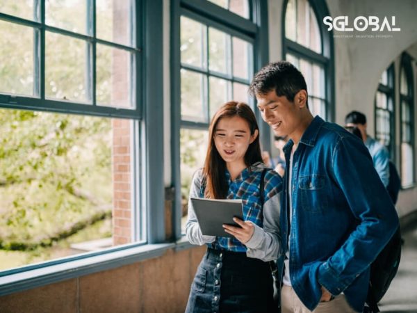 Hai bạn sinh viên đang được tư vấn chọn trường phù hợp cho hồ sơ du học Mỹ tại khuôn viên trường.