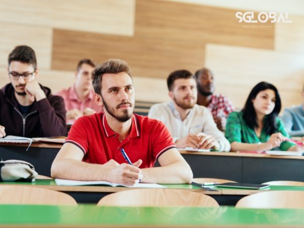 Sinh viên quốc tế tham gia giờ học tại giảng đường Đại học Mỹ, tiếp cận nền giáo dục tiên tiến.