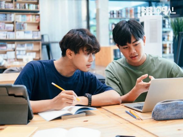 Hai sinh viên đang hợp tác làm bài tập nhóm trong chương trình du học Mỹ bậc thạc sĩ, rèn luyện kỹ năng nghiên cứu chuyên sâu.