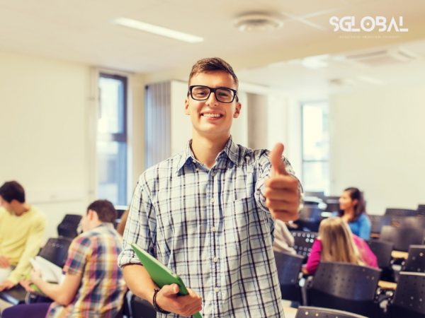 Nam sinh vui vẻ giơ ngón tay cái biểu thị sự hài lòng về chương trình học nghề tại Mỹ.