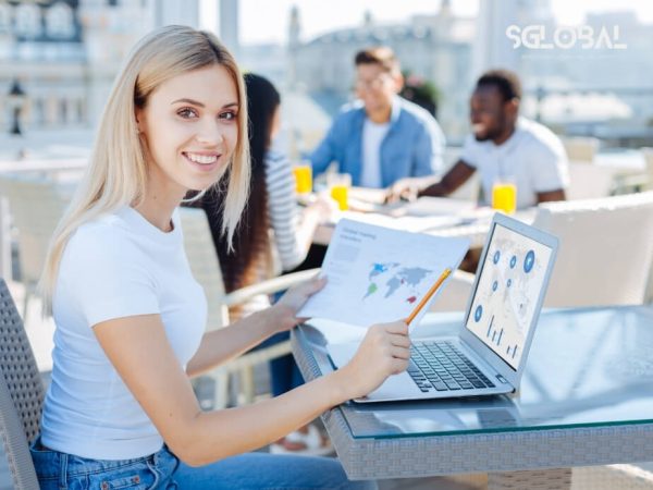 Nữ sinh viên quốc tế đang trình bày đồ án trước công ty, tượng trưng cho kỳ thực tập OPT sau tốt nghiệp chương trình nghề.