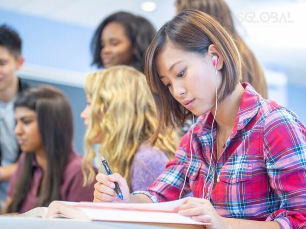 Du học sinh ghi chép cẩn thận trong buổi tư vấn về du học Đức và cơ hội nghề nghiệp.