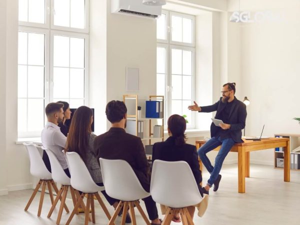 Buổi học tương tác giữa giáo viên bản xứ và sinh viên quốc tế, mô tả lớp học trao đổi thực tế tại Canada. điều kiện du học canada