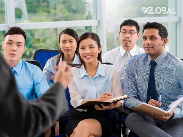 Lớp học chuyên sâu về kinh doanh – tài chính, với học viên đang chăm chú lắng nghe. du học canada bao nhiêu tiền