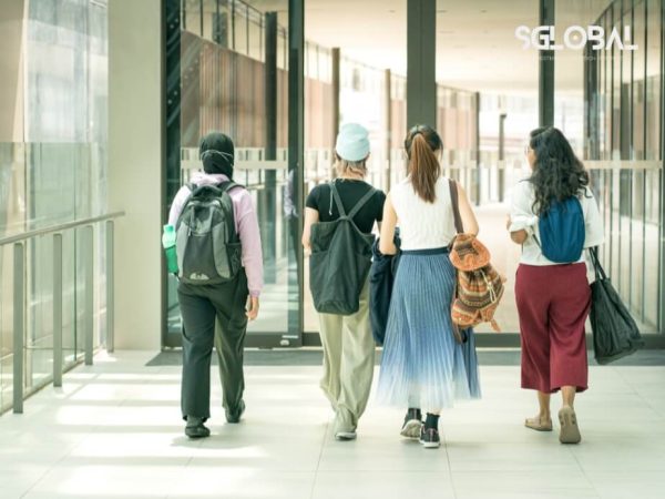 Hình ảnh sinh viên quốc tế tại hành lang trường học ở Canada, bước đi đầu tiên sau khi nhận được visa. visa du học canada