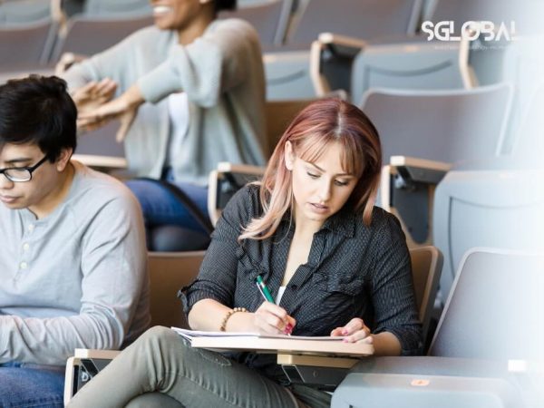 Nữ sinh tập trung ghi chép trên giảng đường, minh họa yêu cầu về GPA và IELTS – hai điều kiện tiên quyết để du học Canada.