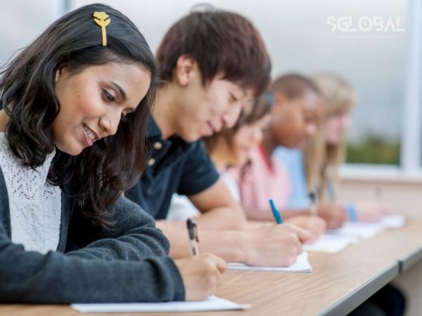 Sinh viên quốc tế đang làm bài kiểm tra – mô tả không khí thi học kỳ tại trường học Canada. du học canada cần chuẩn bị những gì